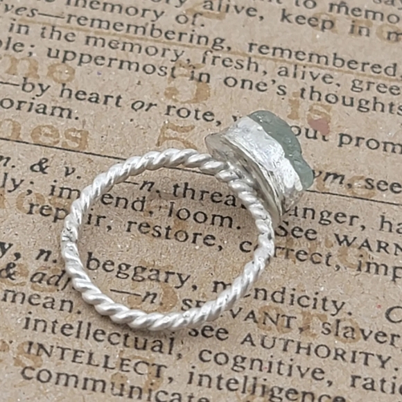 RAW AQUAMARINE STONE RING HANDMADE WITH TWISTED RING BAND IN STERLING SZ 7 - Picture 5 of 6